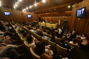 Córdoba, Argentina.- En las fotos tomadas el 21 de febrero del 2024, el Tribunal Oral Federal 2 (TOF2) de la ciudad de Córdoba comenzó un nuevo proceso de enjuiciamiento en contra de siete acusados por delitos de lesa humanidad, la mayoría expolicías de la provincia, que son acusados por crímenes cometidos entre 1978 y 1979, durante la última dictadura militar, informaron desde esa jurisdicción judicial.