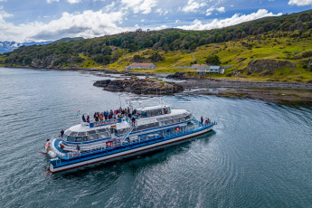 Buenos Aires, Argentina.- En las fotos tomadas el 26 de febrero del 2024, las personas visitan la ciudad turística de Ushuaia, Argentina. El presidente de la Dirección Provincial de Puertos, Roberto Murcia, destacó la normalidad en las operaciones del puerto de Ushuaia a pesar de conflictos portuarios en otras regiones del país e informó sobre una temporada récord de cruceros y turismo, con un aumento significativo en el movimiento de pasajeros.