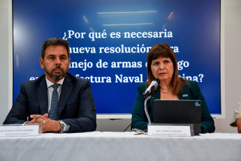 Buenos Aires, Argentina.- En las fotos tomadas el 8 de febrero del 2024, la ministra de Seguridad, Patricia Bullrich (derecha), presentó el protocolo para uso de armas de fuego para las fuerzas federales, pero por ahora sólo se aplicará a la Prefectura Naval. En conferencia de prensa, la ministra de Seguridad anunció que Prefectura Naval podrá usar todo tipo de armas para dejar de estar en una "situación desventajosa en el patrullaje de ríos", como primer paso para el restablecimiento del reglamento general que regirá próximamente para todos los miembros de las fuerzas federales de seguridad.