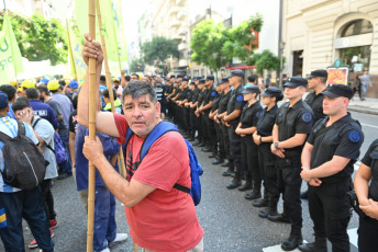 Buenos Aires, Argentina.- En las fotos tomadas el 29 de febrero del 2024, el personal agrupado en la seccional porteña de la Unión Obrera de la Construcción (Uocra) se movilizó hacia la Secretaría de Trabajo en rechazo de 300 despidos en la empresa Dycasa y de "las suspensiones y la pérdida de miles de puestos de empleo como consecuencia de la paralización de las obras públicas", informó el gremio.