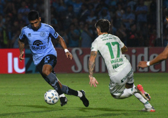 Córdoba, Argentina.- En las fotos tomadas el 19 de febrero del 2024, Belgrano se enfrenta a Sarmiento en un compromiso correspondiente a la sexta jornada de la Copa de la Liga Profesional 2024. Belgrano derrotó 4-1 a Sarmiento. El futbolista peruano Bryan Reyna, marcó su primer gol con Belgrano y se afianza en el once titular.