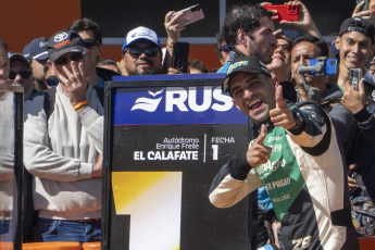 El Calafate, Argentina.- En la foto tomada el 25 de febrero de 2024, el debutante sanjuanino Tobías Martínez (Torino NG) terminó heredando la victoria y se adjudicó esta tarde la final de la primera fecha del campeonato de Turismo Carretera (TC) de automovilismo desarrollada en la localidad de El Calafate, provincia de Santa Cruz, en una carrera por momentos caótica y de múltiples alternativas cambiantes.