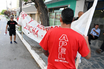 Viedma, Argentina.- En las fotos tomadas el 28 de febrero del 2024, el personal de la Legislatura de Río Negro, nucleado en la Asociación Personal Empleados Legislativos (APEL), realizó un paro de 24 horas en reclamo de mejoras salariales, de cara a la apertura de sesiones ordinarias del gobernador Alberto Weretilneck, programado para este viernes 1 de marzo.