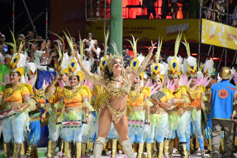 Corrientes, Argentina.- En las fotos tomadas el 13 de febrero del 2024, muestra la fiesta de Carnaval en la Capital de Corrientes que impulsó el turismo, al punto que la ocupación hotelera ascendió al 100% en la primera quincena de febrero, informaron fuentes municipales, con visitantes que, además, colman las playas y "generan un movimiento económico importante en la ciudad".