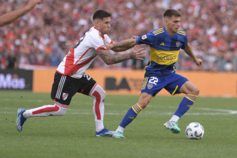 Buenos Aires, Argentina.- En la foto tomada el 25 de febrero de 2024, River y Boca empataron 1 a 1 en el estadio Más Monumental este domingo por la fecha 7 de la Copa de la Liga. Los goles llegaron en el segundo tiempo, en los pies de Solari y Medina. Final caliente en Núñez. Con este resultado, el equipo de Demichelis quedó puntero en la Zona A con 13 puntos, igualando la línea de Independiente. Los de Diego Martínez llegaron a las 10 unidades y se ubican séptimos en la Zona B.