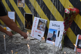 Entre Ríos, Argentina.- En la foto tomada el 23 de febrero de 2024, familiares y vecinos marchan hacia a la comisaría donde un hombre murió asfixiado mientras era trasladado por la policía. La Justicia de Entre Ríos investiga la muerte de un hombre de 38 años que falleció por asfixia el lunes pasado, cuando era trasladado a una comisaría de la ciudad de Paraná, y requirió que dos policías que lo inmovilizaron presenten abogados defensores mientras se analiza su responsabilidad en el hecho, informaron fuentes judiciales. La muerte de Ariel Goyeneche (38), padre de una niña de 12, ocurrió el lunes frente a la Comisaría Segunda de Paraná, en el centro de la capital entrerriana, y en la investigación trabaja personal de Gendarmería Nacional e interviene el Comité de Prevención de la Tortura Nacional y provincial.