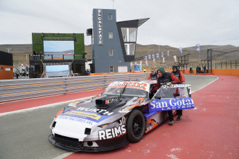 El Calafate, Argentina.- En la foto tomada el 24 de febrero de 2024, el Turismo Carretera está presente en el autódromo Enrique “Quique” Freile, de El Calafate, donde se está disputando la primera fecha de la temporada 2024. Según lo establecido, el sábado debían disputarse tres entrenamientos para la divisional mayor. Este viernes se informó que se eliminó el primer entrenamiento del día. Por lo tanto, el inicio de actividad que estaba previsto para las 8.50h, comenzará a las 10h.