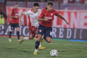 Buenos Aires, Argentina.- In the photos taken on February 8, 2024, during the match between Huracán and Independiente at the Tomás Adolfo Ducó stadium, for the fourth day of the Professional League Cup. Independiente drew 0-0 with Huracán. Independiente lost two points and is third in Zone A. While Huracán scored again after two defeats.