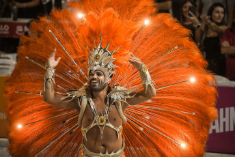 Gualeguaychú, Argentina.- The photos taken on February 1, 2024 show the new edition of the Gualeguaychú carnival, which began on January 6 and runs until February 24. Four troupes walked the 500 meters of open-air walkway along the old train station, now converted into the Jose Luis Gestro corsódromo, and competed for the award for best of the year.