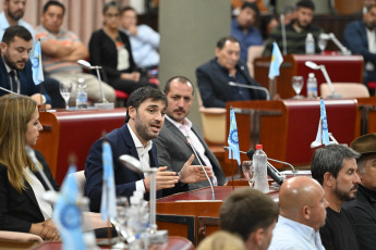 Chubut, Argentina.- En las fotos tomadas el 26 de febrero del 2024, tras el cruce entre el gobierno nacional y el gobernador de Chubut, Ignacio Torres, por la cancelación del envío de una parte del dinero del fondo coparticipable, la Legislatura chubutense decidió sesionar para tratar un proyecto de resolución. Torres, afirmó que recurrirá "a la vía judicial" en la disputa que este distrito tiene con el Gobierno nacional por los recursos coparticipables y puso "plazo hasta el miércoles para que haya una solución concreta".