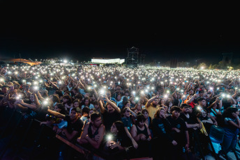 Neuquén, Argentina.- En las fotos tomadas el 13 de febrero del 2024, más de 250 mil espectadores asistieron a la Fiesta Nacional de la Confluencia, que reunió en su undécima edición a buena parte de los artistas de la nueva escena y con la presentación de Fito Páez en la cuarta jornada del festival.