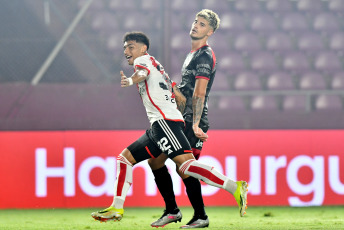 Buenos Aires, Argentina.- En las fotos tomadas el 31 de enero del 2024, durante el partido entre River Plate y Barracas Central, en un encuentro válido por la segunda fecha de la Liga Argentina en el estadio Claudio Chiqui Tapia. River Plate derrotó por dos goles a Barracas C. Fue Miguel Ángel Borja quien inauguró el marcador al minuto 25 de la segunda mitad. Más tarde, en el minuto 35 de la misma etapa, Agustín Ruberto aumentó la ventaja, asegurando la victoria de River Plate.