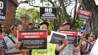 Buenos Aires, Argentina.- En las fotos tomadas el 7 de febrero del 2024, organizaciones que integran el Foro Permanente para la Promoción y la Defensa de los Derechos de las Personas con Discapacidad y otros colectivos se movilizaron en diferentes provincias del país y entregarán un petitorio en la quinta presidencial de Olivos en el que piden se actualicen los aranceles de prestaciones y del transporte del sector, tras rechazar el 32