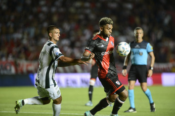 Santa Fe, Argentina.- En las fotos tomadas el 7 de febrero del 2024, River Plate enfrenta a Excursionistas, que milita en la Primera B, por los 32avos. de final de la Copa Argentina en el estadio Brigadier General Estanislao López de Santa Fe. Con goles de Borja, Mastantuono y Ruberto, River Plate venció 3-0 a Excursionistas y avanzó en la Copa Argentina.