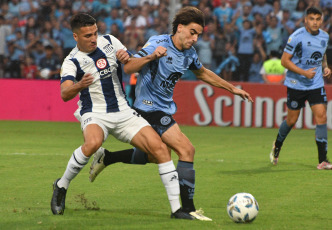 Córdoba, Argentina.- En la fotografía tomada el 24 de febrero de 2024 en Córdoba, Argentina, muestra momentos del partido disputado entre Talleres y Belgrano de Córdoba, en el estadio Julio César Villagra. En la séptima fecha, donde se juegan todos los clásicos, los equipos cordobeses empataron 2 a 2. Los goles de Talleres los convirtieron Sosa (31') y Martínez (48'). Los tantos de Belgrano los marcaron Reyna (1') y Meriano (37').