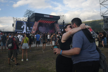 Córdoba, Argentina.- En la foto tomada el 10 de febrero de 2024, el Cosquín Rock 2024 concluye este domingo 11 de febrero en el Aeródromo Santa María de Punilla en Córdoba. Se trata de un festival que hoy en día se considera un clásico del verano, ya que hace más de 20 años reúne a las estrellas más grandes de la música del país. Este 2024 no es una excepción, puesto que contará con más de 100 artistas nacionales e internacionales de distintos géneros musicales. Algunos de los que participarán de esta edición son Babasonicos, Ciro y Los Persas, Divididos, Las Pelotas, Duki, Lali, Milo J, Miranda!, Molotov, Skay y los Fakires, Slash ft. Myles Kennedy & The Conspirators, Steve Aoki, y Tiago PZK.