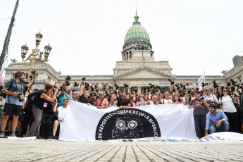 Buenos Aires, Argentina.- En las fotos tomadas el 6 de febrero del 2024, reporteros gráficos hicieron un "camarazo" frente al Congreso Nacional en repudio a la represión. Trabajadores de la Asociación de Reporterxs Gráficxs de la República Argentina (Argra), del Sindicato de Prensa de Buenos Aires (Sipreba) y de la Federación Argentina de Trabajadores de Prensa (Fatpren) realizaron un camarazo frente al Congreso, en repudio a la represión policial que la ministra de Seguridad, Patricia Bullrich, desplegó la semana pasada durante el tratamiento de la Ley Ómnibus.