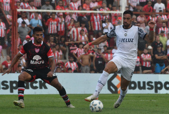 Córdoba, Argentina.- En las fotos tomadas el 18 de febrero del 2024, Instituto vs. Independiente, en la fecha 6 por la Copa de la Liga en el Monumental de Alta Córdoba. Independiente venció por 2-0 a Instituto. Fue Gabriel Neves quien inauguró el marcador al minuto 25 de la primera mitad. Más tarde, en el minuto 31 de la misma etapa, Lucas González aumentó la ventaja, asegurando la victoria de Independiente.