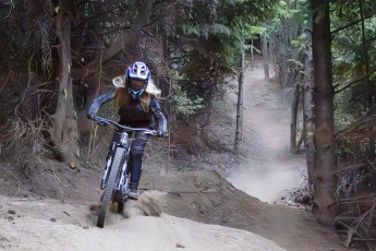 Bariloche, Argentina.- En las fotos tomadas el 19 de febrero del 2024, con una creciente red de senderos cada vez mejor construidos y con mayor mantenimiento, el ciclismo de montaña en Bariloche se ha consolidado como una actividad apuntada al ciclista de cierto nivel técnico, aunque sus promotores trabajan en la construcción de pistas más accesibles para acercar el "mountain bike" a las familias y turistas en general.