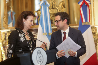 Buenos Aires, Argentina.- En las fotos tomadas el 19 de febrero del 2024, la canciller argentina, Diana Mondino (izquierda), y el ministro de Exteriores francés, Stéphane Séjourné (right), en una reunión que mantuvieron en Buenos Aires. Los ministros, no descartaron que las prolongadas y complejas negociaciones de un acuerdo de asociación estratégica entre el Mercosur y la Unión Europea (UE) prosigan de manera "fraccionada" o se busquen acuerdos en áreas específicas, más allá de la comercial.