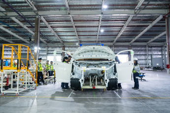 Buenos Aires, Argentina.- En las fotos tomadas el 16 de febrero del 2024, durante la inauguración de la planta de Toyota en Zárate. La automotriz japonesa Toyota inició la producción del utilitario Hiace, en una nueva nave industrial. El vehículo, que se produce en sus versiones Commuter y Furgón L2H2, arranca con una capacidad productiva anual de 4000 unidades, con el objetivo de llegar a las 10.000 a mediano plazo, informó la automotriz.