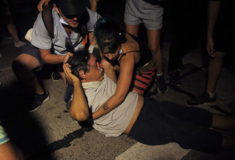 Buenos Aires, Argentina.- En las fotos tomadas el 1 de febrero del 2024, nuevos enfrentamientos entre policías y manifestantes se produjeron a las afueras del Congreso durante el debate en la Cámara de Diputados de la denominada ley Bases, lo que llevó a legisladores del kirchnerismo y la izquierda a presentar una moción para suspender la sesión, lo que fue rechazado por la mayoría del cuerpo legislativo.