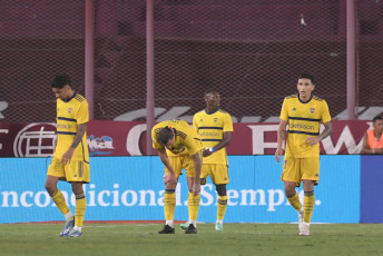 Buenos Aires, Argentina.- En las fotos tomadas el 18 de febrero del 2024, durante el partido Boca vs. Lanús, por el Grupo B de la Copa de la Liga en La Fortaleza. Lanús derrotó 2-1 a Boca Juniors y le arrebató el invicto de cara al Superclásico del próximo domingo en el Monumental. Con la derrota, Boca quedó séptimo en la Zona B y se las verá con River en el Monumental, en la fecha de clásicos de la Copa de la Liga.