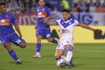 Buenos Aires, Argentina.- En las fotos tomadas el 26 de febrero del 2024, durante el partido entre Vélez Sarsfield y Tigre en un partido correspondiente a la fecha 7 de la Copa de la Liga en el estadio José Amalfitani. Vélez Sarsfield igualó 2-2 a Tigre. Vélez es octavo en la Zona A del torneo, mientras que Tigre es último en el Grupo B y aún no ganó en el certamen.