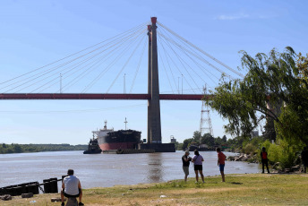 Entre Rios, Argentina.- In the photos taken on February 2, 2024, a concessionaire company carries out the operation to remove the damaged ship on the Miter Bridge of the Zárate-Brazo Largo Railway Complex, with a work group made up of 30 people. Five days after the cargo ship crashed into the Zárate-Brazo Largo bridge, over the waters of the Paraná River, the ship was removed from the scene.