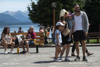 Bariloche, Argentina.- En las fotos tomadas el 2 de febrero del 2024, turistas disfrutan de la ciudad de Bariloche en medio de la temporada de verano. Las autoridades de San Carlos de Bariloche esperan que los visitantes que provienen de Chile le permitan a la ciudad rionegrina mantener durante febrero el nivel de ocupación registrado en enero, que rondó el 77%, y para incentivar ese flujo de turistas participará el próximo sábado de una cumbre con alcaldes del país limítrofe.