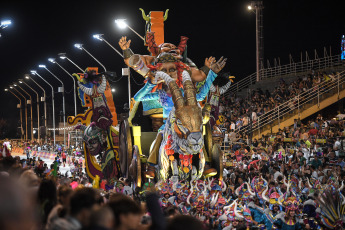 Gualeguaychú, Argentina.- The photos taken on February 1, 2024 show the new edition of the Gualeguaychú carnival, which began on January 6 and runs until February 24. Four troupes walked the 500 meters of open-air walkway along the old train station, now converted into the Jose Luis Gestro corsódromo, and competed for the award for best of the year.