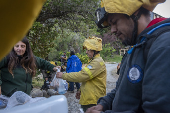 Patagonia, Argentina.- In the photos taken on February 16, 2024, the operation continued against the fire in Lake Nahuel Huapi. For the affected area, the technical team of the Nahuel Huapi National Park specified that the fire advanced within the perimeter, affecting 629 hectares.