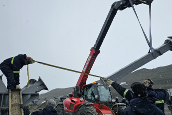 Antártida.- En las fotos tomadas el 21 de febrero del 2024, autoridades construyen en la base Petrel sus instalaciones más modernas de la Antártida. La Comisión Nacional de Energía Atómica (CNEA) anunció que instalará un cuarto sistema fotovoltaico en la Antártida. La cuarta instalación será en un refugio ubicado en Isla Vega, que se utiliza para estudios de glaciología y fue inaugurado el año pasado. En el continente ya están en funcionamiento las instalaciones que se pusieron en las bases Carlini y Marambio y en el refugio Elefante y proyectan sumar más.