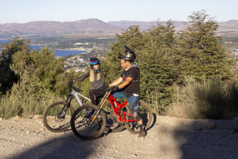 Bariloche, Argentina.- In the photos taken on February 19, 2024, with a growing network of trails that are increasingly better built and maintained, mountain biking in Bariloche has established itself as an activity aimed at cyclists of a certain technical level, although its promoters are working on the construction of more accessible trails to bring mountain biking closer to families and tourists in general.