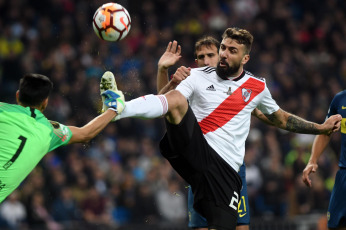 Madrid, España.- En la fotografía de archivo tomada el 9 de diciembre de 2018 en Madrid, España, se muestran escenas de la final de la Copa Libertadores de América disputada entre River Plate y Boca Juniors. La película 'Cierren los ojos, la final eterna' documenta el cruce que definió a River como ganador de la Copa. Tendrá tres jornadas de funciones en 13 salas de todo el país de los complejos Cinemark Hoyts. Se podrá ver el 29 de febrero, el 3 y 6 de marzo, a las 20, en cines de Cinemark Hoyts.