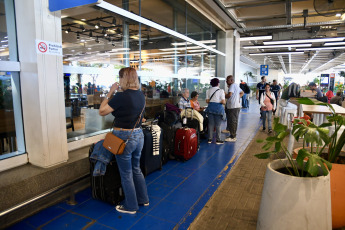 Buenos Aires, Argentina.- En las fotos tomadas el 28 de febrero del 2024, más de 35.000 pasajeros se encuentran afectados por la medida de fuerza que realizan desde la medianoche los gremios aeronáuticos que prestan los servicios de rampa y que obligó a las compañías aéreas a cancelar alrededor de 400 servicios en todo el país.