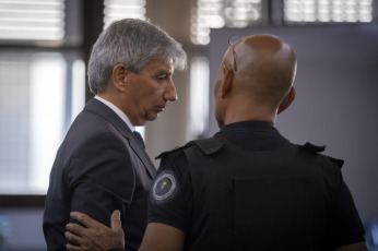 Mendoza, Argentina.- En las fotos tomadas el 27 de febrero del 2024, el destituido juez federal de Mendoza Walter Bento, acusado de liderar una asociación ilícita que pedía dinero a cambio de favores en las causas que instruía, volvió a declarar ante el Tribunal Oral Federal 2 y durante varias horas negó rotundamente ser líder de una asociación ilícita que pedía coimas a imputados federales, en tanto que al mismo tiempo reiteró denuncias en contra del fiscal del caso, Dante Vega.