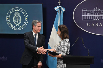 Buenos Aires, Argentina.- In photos taken on February 23, 2024, the Secretary of State of the United States, Anthony Blinken (left), held a joint press conference with his counterpart, Diana Mondino (right), at the Casa Rosada in Buenos Aires. Aires. Blinken assured that Argentina "can count" on the United States to stabilize its economy. Furthermore, he stressed that the United States represents the country with the greatest foreign investment in the South American country and expressed his desire to maintain it.