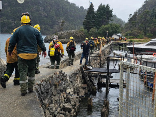 Patagonia, Argentina.- En las fotos tomadas el 20 de febrero del 2024, cuerpos de bomberos combaten los incendios forestales en el Parque Nahuel Huapi. Los bomberos de los Parques Nacionales argentinos, afirmaron este lunes, que los incendios en Nahuel Huapi están cerca de ser controlados y contenidos, mientras que en Los Alerces aún había focos activos, con unas 8.000 hectáreas de bosque nativo quemadas, se informó.