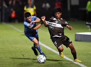 Buenos Aires, Argentina.- En las fotos tomadas el 15 de febrero del 2024, durante el partido entre Platense y Belgrano de Córdoba, en un partido válido por la quinta fecha de la Zona B de la Copa de la Liga Profesional en Vicente López. Platense y Belgrano igualaron 1 a 1. Así, el "Calamar" quedó en noveno puesto de la Zona B y el ‘Pirata’ en el penúltimo, sin conocer la victoria.