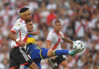 Buenos Aires, Argentina.- En la foto tomada el 25 de febrero de 2024, River y Boca empataron 1 a 1 en el estadio Más Monumental este domingo por la fecha 7 de la Copa de la Liga. Los goles llegaron en el segundo tiempo, en los pies de Solari y Medina. Final caliente en Núñez. Con este resultado, el equipo de Demichelis quedó puntero en la Zona A con 13 puntos, igualando la línea de Independiente. Los de Diego Martínez llegaron a las 10 unidades y se ubican séptimos en la Zona B.