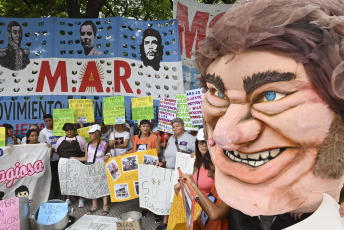 Buenos Aires, Argentina.- En las fotos tomadas el 7 de febrero del 2024, cocineras y coordinadoras de comedores comunitarios pertenecientes a diversas organizaciones sociales iniciaron una nueva "jornada nacional de protesta" denominada "Cocineras contra el hambre" en distintos puntos del país, en reclamo de asistencia alimentaria para comedores y merenderos comunitarios.