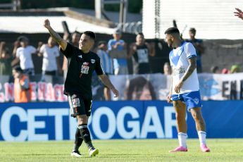 Buenos Aires, Argentina.- En las fotos tomadas el 15 de febrero del 2024, durante el partido entre Deportivo Riestra y Vélez Sarsfield, en la continuidad de la quinta fecha de la zona A de la Copa de la Liga Profesional en el Estadio Guillermo Laza. Vélez triunfó ante Riestra 2-1. El Fortín consiguió su segundo triunfo consecutivo en el torneo, mientras que el Malevo sigue sin ganar y se encuentra en el último puesto de su zona con un punto.