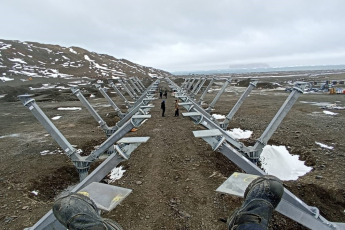 Antártida.- En las fotos tomadas el 21 de febrero del 2024, autoridades construyen en la base Petrel sus instalaciones más modernas de la Antártida. La Comisión Nacional de Energía Atómica (CNEA) anunció que instalará un cuarto sistema fotovoltaico en la Antártida. La cuarta instalación será en un refugio ubicado en Isla Vega, que se utiliza para estudios de glaciología y fue inaugurado el año pasado. En el continente ya están en funcionamiento las instalaciones que se pusieron en las bases Carlini y Marambio y en el refugio Elefante y proyectan sumar más.