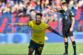 Buenos Aires, Argentina.- In the photos taken on February 14, 2024, Tigre faces Defensa y Justicia, in the continuity of zone B of the Professional Football League (LPF) Cup, at the José Dellagiovana stadium. Tigre lost 1-0 against Defensa y Justicia, with a goal from Nicolás "Uvita" Fernández 32 minutes into the second half. With this result, the "Halcón" reached 10 points in the tournament and was three behind the leader, Godoy Cruz.