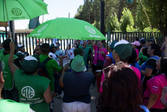 Río Negro, Argentina.- En las fotos tomadas el 14 de febrero del 2024, organizaciones sociales, gremiales y políticas inician la octava edición de la denominada Marcha por la Soberanía del Lago Escondido, ubicado en la provincia de Río Negro, en "defensa de la soberanía nacional" y en rechazo a la derogación de la ley de tierras.