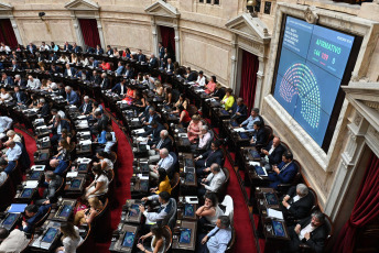 Buenos Aires, Argentina.- En las fotos tomadas el 2 de febrero del 2024, la Cámara de Diputados continuaba por tercer día consecutivo con el tratamiento del proyecto de ley "Bases". Con 144 votos a favor y 109 en contra, la polémica Ley Ómnibus, un amplio paquete de reformas que perdió más de la mitad de sus artículos, recibió una aprobación “en general” en la Cámara de Diputados, que volverá a sesionar el martes.