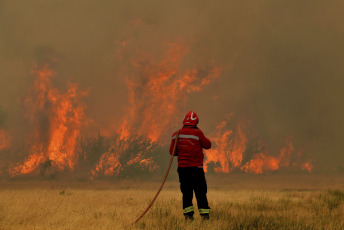 Patagonia, Argentina.- En las fotos tomadas el 9 de febrero del 2024, cuerpos de bomberos combaten los incendios forestales en Los Alerces. El Comando Unificado encargado de combatir el incendio en el Parque Nacional Los Alerces y sus alrededores, ubicado en la provincia de Chubut, informó que el fuego se mantiene activo en todo su perímetro. Según el último reporte, se estima que alrededor de 5.971 hectáreas han sido afectadas.