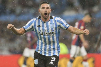 Avellaneda, Argentina.- La fotografía tomada el 9 de febrero de 2024 en el Estadio Racing Club muestra escenas del partido disputado entre el equipo local y San Lorenzo de Almagro. Adrián Martínez anotó tres goles para Racing, mientras que Mura anotó el único gol para San Lorenzo.