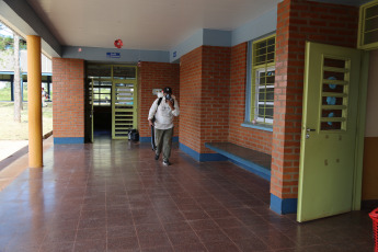 Posadas, Argentina.- En las fotos tomadas el 27 de febrero del 2024, muestra el operativo contra el dengue que se lleva a cabo en las escuelas de Posadas a través de los organismos municipales. El operativo, incluye la limpieza, desmalezado y fumigación con el objetivo de garantizar seguridad ante el inicio del ciclo lectivo 2024.